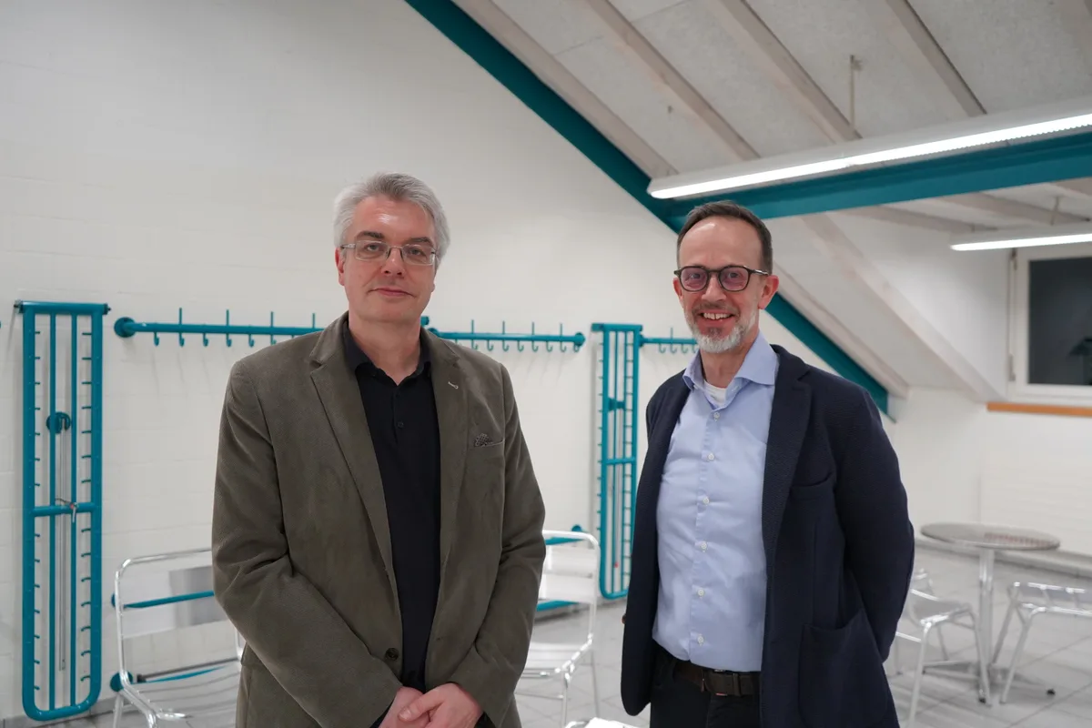 Zwei Männer in Anzügen.